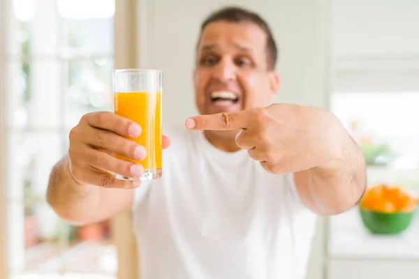 Medelålders Man Dricka Ett Glas Apelsinjuice Hem Mycket Nöjda Pekar — Stockfoto