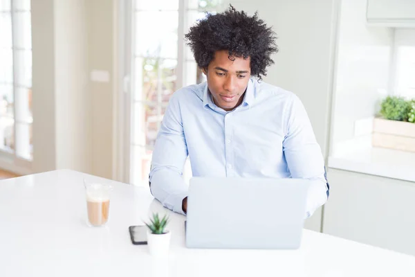 Afrikanischer Amerikanischer Geschäftsmann Arbeitet Mit Laptop Und Selbstbewusstem Gesichtsausdruck — Stockfoto