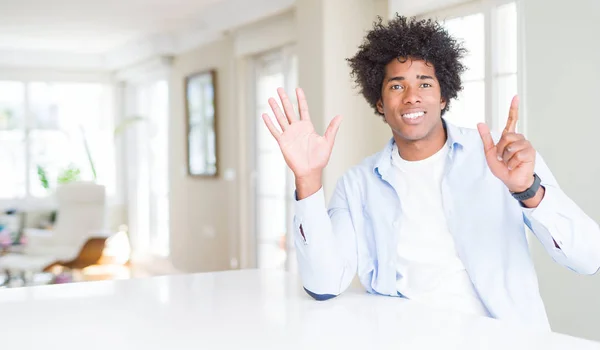 Američan Afričana Muž Doma Ukazující Směřující Nahoru Prsty Číslo Sedm — Stock fotografie