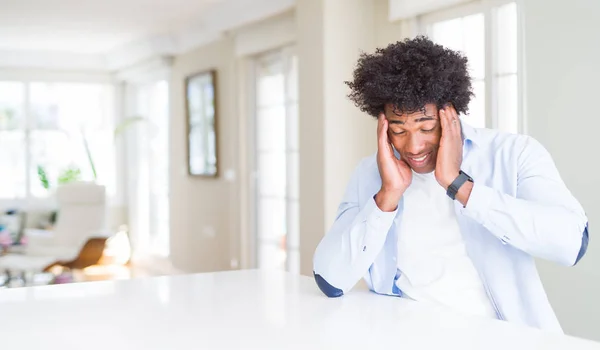 아프리카계 미국인 집에서 손으로 머리에 통증에 때문에 스트레스 편두통을 고통을 — 스톡 사진