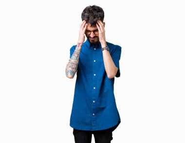 Çünkü çaresiz ve stresli baş ağrısı acı izole arka plan üzerinde gözlüklü genç yakışıklı adam ağrı ve migren. Ellerini kafasına.