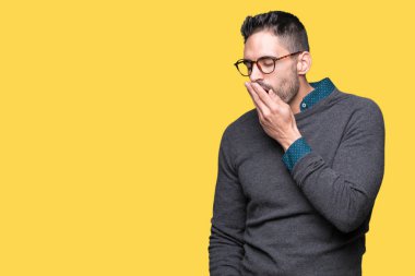 Yakışıklı delikanlı izole arka plan üzerinde gözlük el ağzıyla kapsayan yorgun esneme sıkılmış. Restless ve uyku hali.