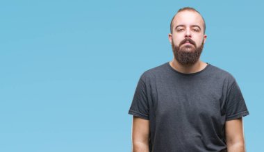 Genç beyaz hipster adam yüzünde ciddi bir ifade ile izole arka plan üzerinde. Basit ve doğal kameraya bakıyor.