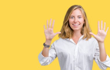 Güzel genç iş kadını gösterilen ve parmakları ile işaret izole arka plan üzerinde kendinden emin ve mutlu gülümseyerek süre on numara.