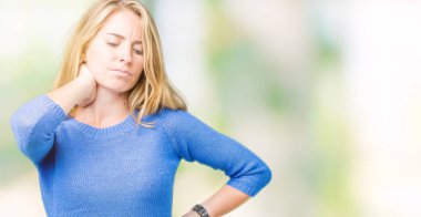 Mavi kazak izole üzerinde giyen güzel genç kadın arka plan ile el, kas ağrısı boyun dokunmadan acı boyun ağrısı yaralanma,