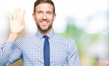 Yakışıklı iş adamı giyen kravat gösterme ve parmak dördüncü gülümseyen ise kendinden emin ve mutlu yukarı dönük.