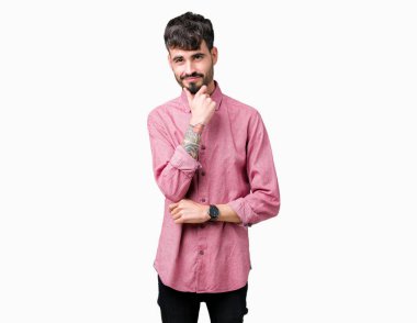 Emin çapraz kollar ve çeneme kaldırdı el ile gülümseme ile kameraya bakarak izole arka plan üzerinde pembe gömlek giymiş yakışıklı delikanlı. Pozitif düşünce.