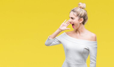 Genç güzel sarışın ve mavi gözlü kadın bağırarak ve ağzı üzerinde el ile yan için çığlık izole arka plan yüzünden. İletişim kavramı.