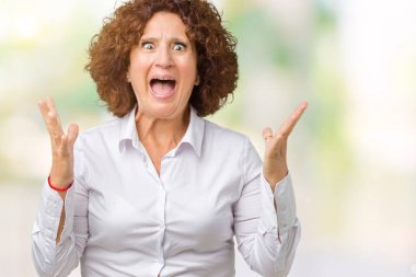 Güzel orta ager üst düzey businees kadın izole arka plan çılgın ve kızgın bağırarak ve agresif ifade ve silah kaldırdı bağırıyor. Hayal kırıklığı kavramı.