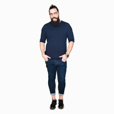 Uzun saç ve sakal dilini gözlüklü genç hipster adamla out komik ifade ile mutlu. Duygu kavramı.