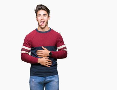 Yakışıklı delikanlı dilini izole arka plan üzerinde out komik ifade ile mutlu. Duygu kavramı.