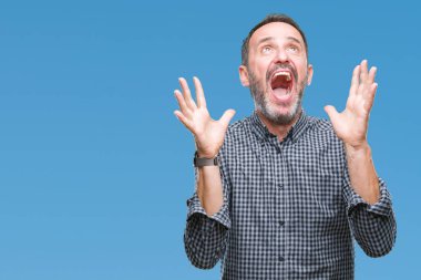 İzole arka plan çılgın ve kızgın bağırarak ve agresif ifade ve silah kaldırdı bağırmaya orta yaş ağarmış komuta sizde. Hayal kırıklığı kavramı.