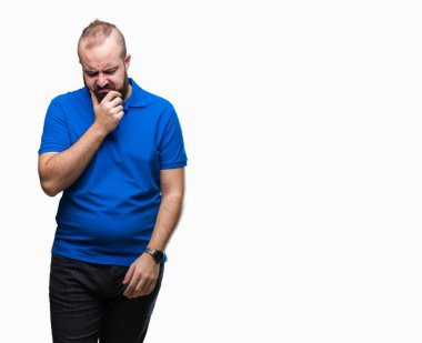 Düşünme izole arka plan bakmaktan mavi gömlek giymiş genç beyaz hipster adam yorgun ve sıkılmış çapraz silah depresyon sorunları ile.