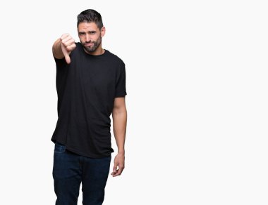Yakışıklı delikanlı mutsuz ve kızgın ret gösterilen ve başparmak aşağı hareketi ile negatif seyir izole arka plan üzerinde. Kötü ifade.
