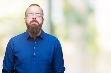 Komik surat ile yanakları şişirme izole arka plan üzerinde gözlük takan Genç beyaz hipster adam. Ağız ile hava, deli ifade şişirilmiş.