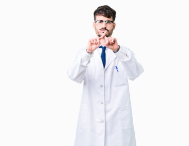 Eksi işareti yapıyor izole arka plan ret ifade geçiş parmakları üzerinde beyaz önlük giyen genç profesyonel bilim adam