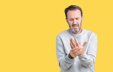 Yakışıklı orta yaş komuta sizde izole arka plan acı acı elleri ve parmakları, artrit inflamasyon üzerinde bir kazak giyiyor