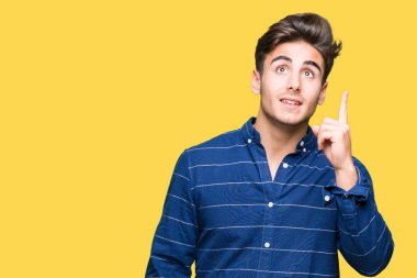 Başarılı fikirle izole arka plan işaret parmağı üzerinde Donanma gömlek giymiş yakışıklı delikanlı. Çıktıktan ve mutlu. Bir numara.