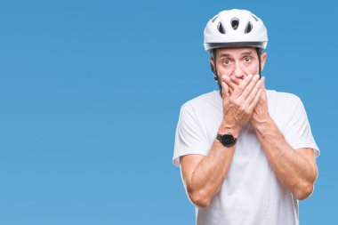 Orta yaş üst düzey ağarmış bisikletçi Bisiklet Emanet helment izole arka plan ağız hata için elleriyle kapsayan şok giyen adam. Gizli kavramı.