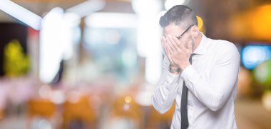 Üzgün ifade yüz eller ile ağlayarak süre kapsayan ile izole arka plan üzerinde gözlük takan genç yakışıklı iş adamı. Depresyon kavramı.