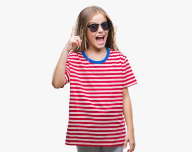 Genç güzel kız başarılı fikirle izole arka plan işaret parmağı üzerinde güneş gözlüğü takıyor. Çıktıktan ve mutlu. Bir numara.