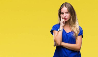 İzole arka plan düşünme seyir üzerinde genç güzel sarışın kadın yorgun ve sıkılmış çapraz silah depresyon sorunları ile.