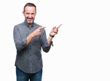 Orta yaş ağarmış komuta sizde gülümseyen ve iki elleri ve parmakları ile tarafına işaret kamera bakarak izole arka plan üzerinde.