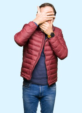 Orta yaş yakışıklı adam gözlük ve kış kapsayan gözler kat ve şaşırttı ve şok ellerle ağız. Duygu gizleme