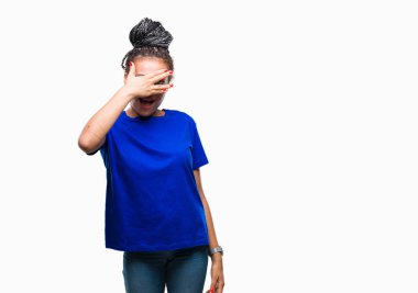 Genç mahcup ifadeyle parmaklarımın arasından seyir gözlüklü yüz ve gözler el ile kapsayan şok bakmak izole arka plan üzerinde saç Afro-Amerikan Kız örgülü.