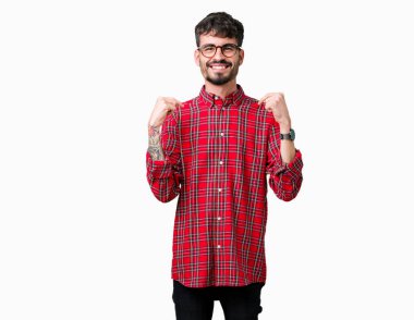 Yüzünde gülümseme ile kendinden emin görünüyorsun, kendini gururlu ve mutlu parmakları ile işaret izole arka plan üzerinde gözlük takan genç yakışıklı adam.