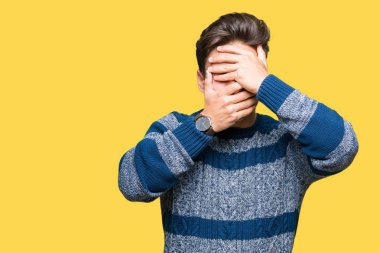 Yakışıklı delikanlı izole arka plan kaplaması gözler ve ağız el ile üzerinden şaşırttı ve şok. Duygu gizleme