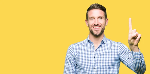 Hombre Negocios Guapo Con Ojos Azules Mostrando Apuntando Hacia Arriba — Foto de Stock