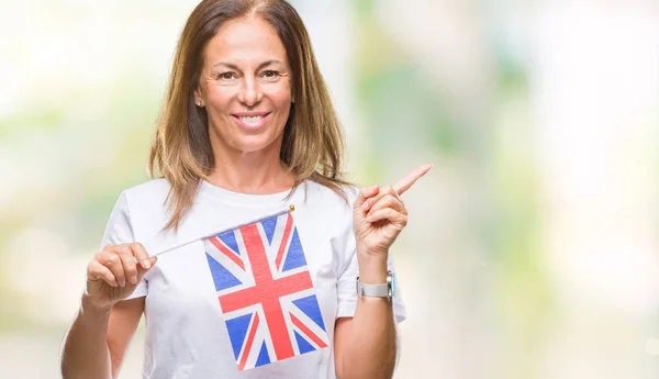 Mujer Hispana Mediana Edad Sosteniendo Bandera Del Reino Unido Sobre —  Fotos de Stock