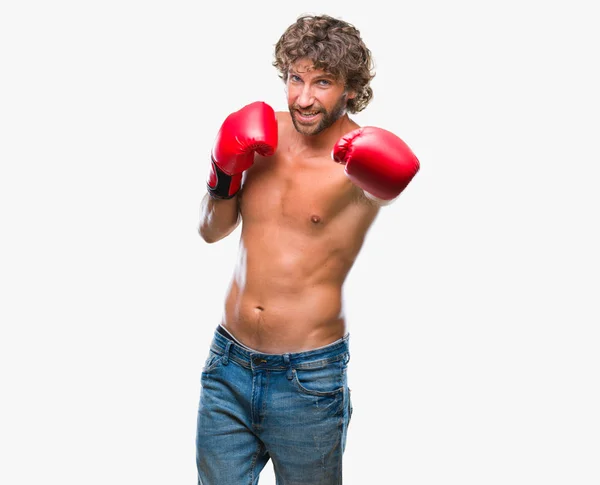 ハンサムなヒスパニック系ボクサー男の顔に幸せとクールな笑顔で孤立した背景にボクシング グローブを着用します 幸運な人 — ストック写真
