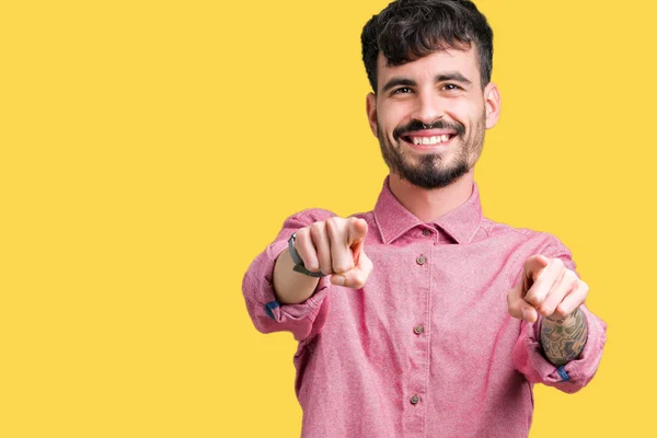 Joven Hombre Guapo Con Camisa Rosa Sobre Fondo Aislado Señalando — Foto de Stock