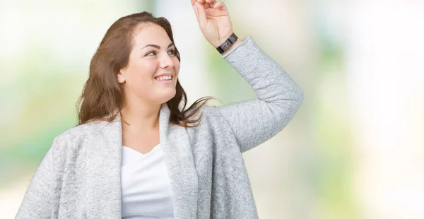 Mooie Grootte Jonge Vrouw Winter Jas Dragen Geïsoleerd Achtergrond Dancing — Stockfoto