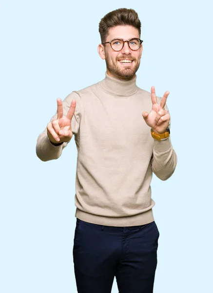 Joven Hombre Negocios Guapo Con Gafas Sonriendo Mirando Cámara Mostrando — Foto de Stock