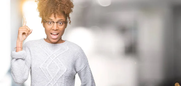 Hermosa Mujer Afroamericana Joven Con Suéter Invierno Sobre Fondo Aislado — Foto de Stock