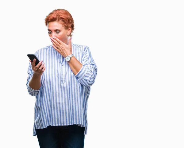 Attraktive Ältere Kaukasische Rothaarige Frau Die Smartphone Sms Über Isolierten — Stockfoto