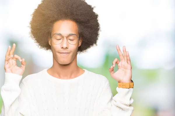 Americký Mladík Afro Vlasy Nosí Brýle Relax Usmívající Očima Uzavřené — Stock fotografie