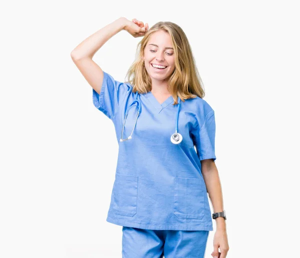 Piękny Młody Lekarz Kobieta Noszenia Uniform Medyczny Białym Tle Taniec — Zdjęcie stockowe