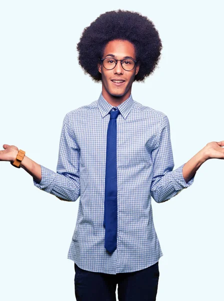 Joven Hombre Negocios Afroamericano Con Cabello Afro Usando Gafas Sonriente —  Fotos de Stock