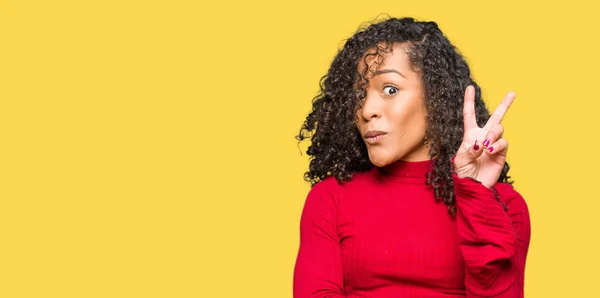 Joven Hermosa Mujer Con Pelo Rizado Sonriendo Con Cara Feliz — Foto de Stock