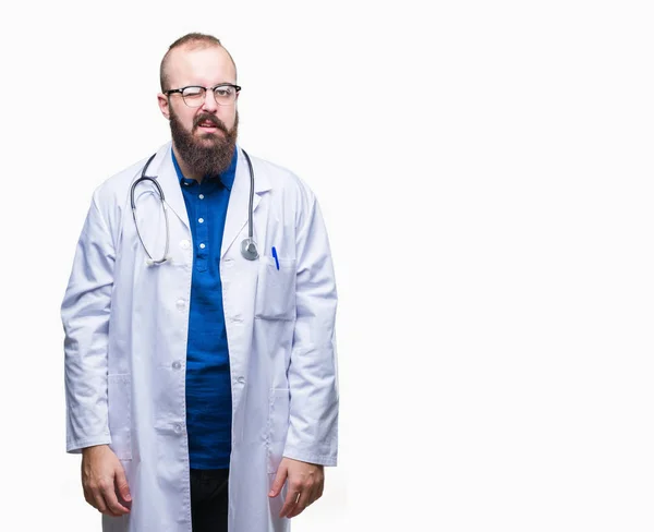 Człowiek Młody Kaukaski Lekarz Sobie Medycznych Biały Płaszcz Białym Tle — Zdjęcie stockowe