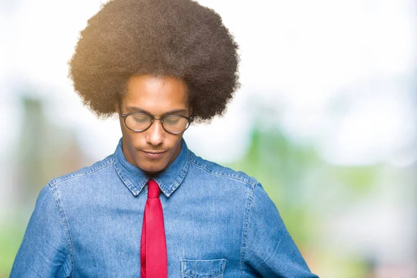 Junger Afrikanisch Amerikanischer Geschäftsmann Mit Afro Haaren Brille Und Roter — Stockfoto