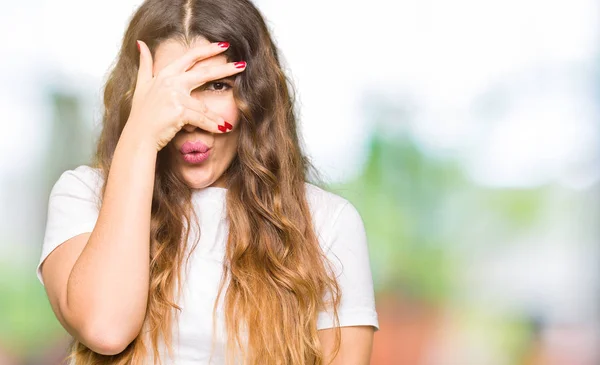 Ung Vacker Kvinna Som Bär Casual Vit Shirt Kikar Chock — Stockfoto