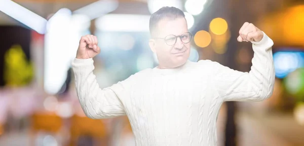 Średnim Wieku Emiraty Człowiek Okularach Białym Tle Wyświetlono Mięśnie Ramion — Zdjęcie stockowe