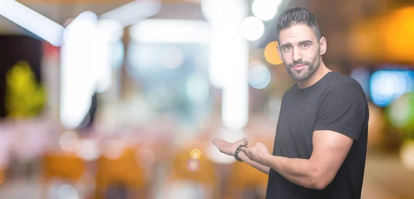 Joven Hombre Guapo Sobre Fondo Aislado Invitando Entrar Sonriendo Natural —  Fotos de Stock