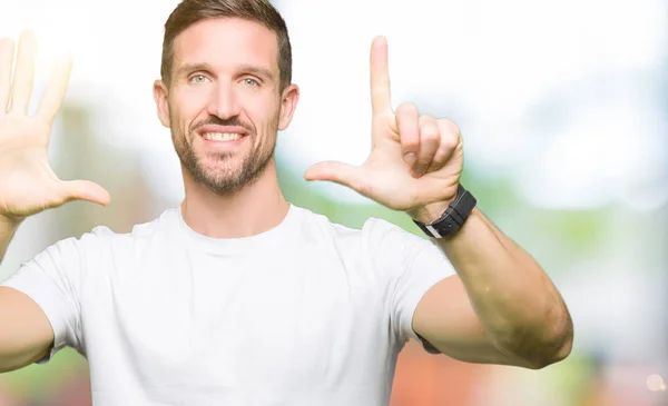 Schöner Mann Lässigem Weißem Shirt Der Mit Finger Nummer Sieben — Stockfoto