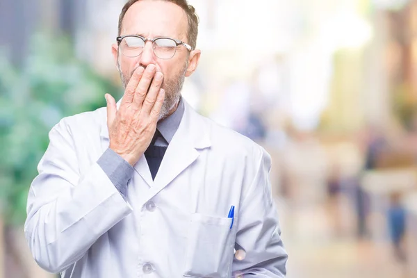 Hombre Profesional Alzado Mediana Edad Con Abrigo Blanco Sobre Fondo — Foto de Stock